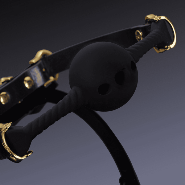 Image sur fond noir du bâillon buccal coeur noir.