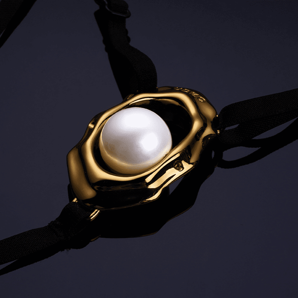 Bijou clitoridien “Moist Eyes” de UPKO avec stimulateur ergonomique et perle roulante. G-String ajustable, détails dorés, alliage de zinc hypoallergénique pour une stimulation et un confort optimaux.