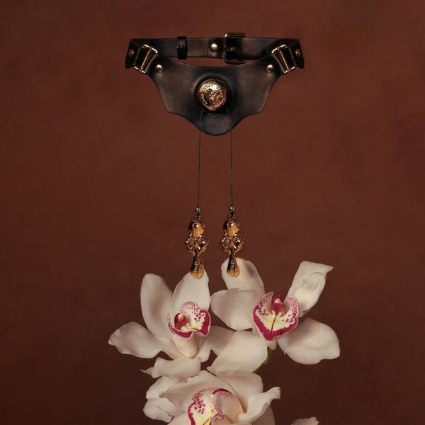 Collier à Pinces Tétons en cuir de vache italien Noir Finitions Dorées