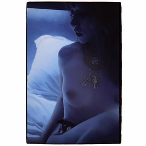 Ceinture en cuir noir UPKO portée sur le corps, équipée de pinces à lèvres dorées reliées par des chaînes, dans une mise en scène bondage élégante et consensuelle.