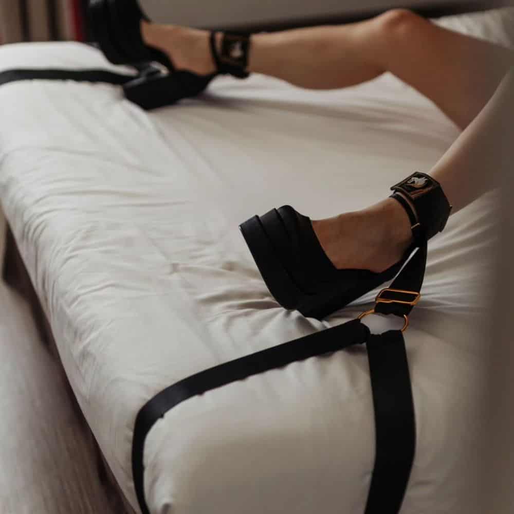 Sangles de Contrainte Bondage pour Lit Noir Avec Détail Plaqué Or