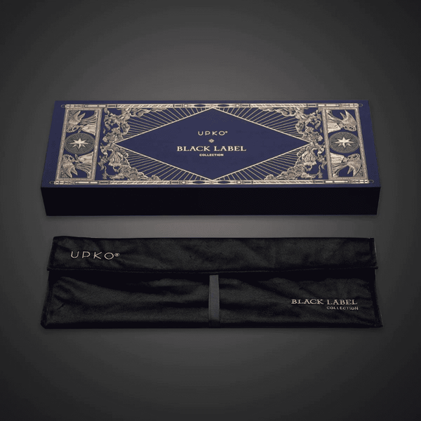 Photographie sur fond noir du packaging bleu et doré, boite avec pochon en velour écris “UPKO BLACK LABEL COLLECTION"