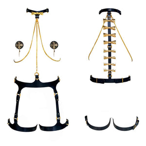 Ensemble Bondage 8 pièces de la marque Upko noir et or. Se trouve au niveau du cou un collier qui est relié à la ceinture par une chaîne en or. De part et d’autre, se trouvent des chaines couleur or qui relient le haut et le bas en diagonale. Les chaînes sont reliées à des nippies noir avec des motifs or. À l’arrière des noeuds couleur or qui descendent le long du dos. De part et d’autre, se trouvent des chaines couleur or qui relient le haut et le bas du harnais en diagonale.Le bas est noir et le haut des 