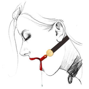 Ceci est un Bondage Invisible Gag de la marque Upko. Il y a une partie en silicone rouge qui se place à l’intérieur de la bouche. Elle peut être attachée et portée indépendamment. Pour l’attacher au niveau du cou vous pouvez vous servir de la partie noire en cuir.