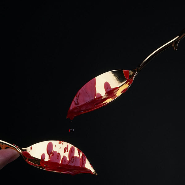 Candle wax scraper UPKO utilisé pour retirer la cire de bougie, accessoire BDSM présenté chez Brigade Mondaine Paris