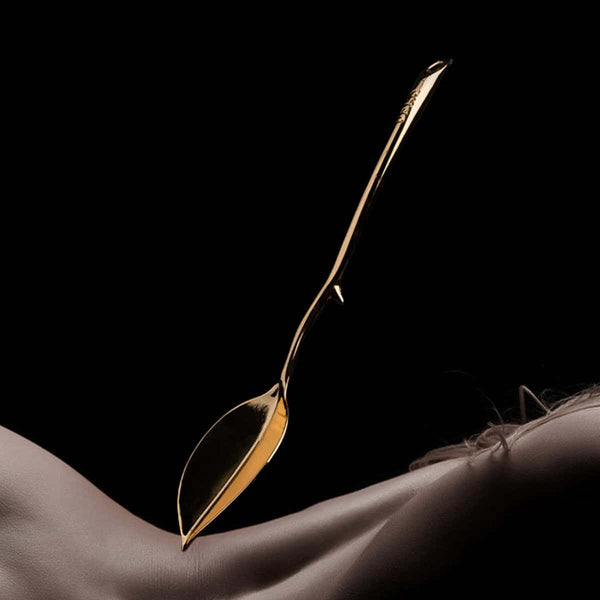 Candle wax scraper UPKO utilisé pour retirer la cire de bougie, accessoire BDSM présenté chez Brigade Mondaine Paris