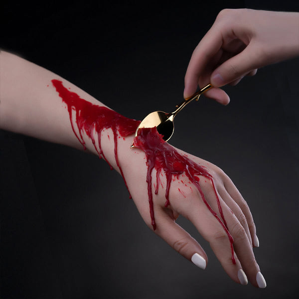 Candle wax scraper UPKO utilisé pour retirer la cire de bougie, accessoire BDSM présenté chez Brigade Mondaine Paris