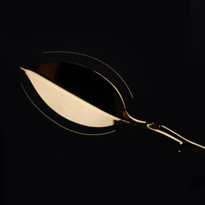 Candle wax scraper UPKO utilisé pour retirer la cire de bougie, accessoire BDSM présenté chez Brigade Mondaine Paris