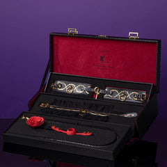 malle noir avec intérieure rouge. On y retrouve des accessoires upko noir et une rose ball gang rouge.