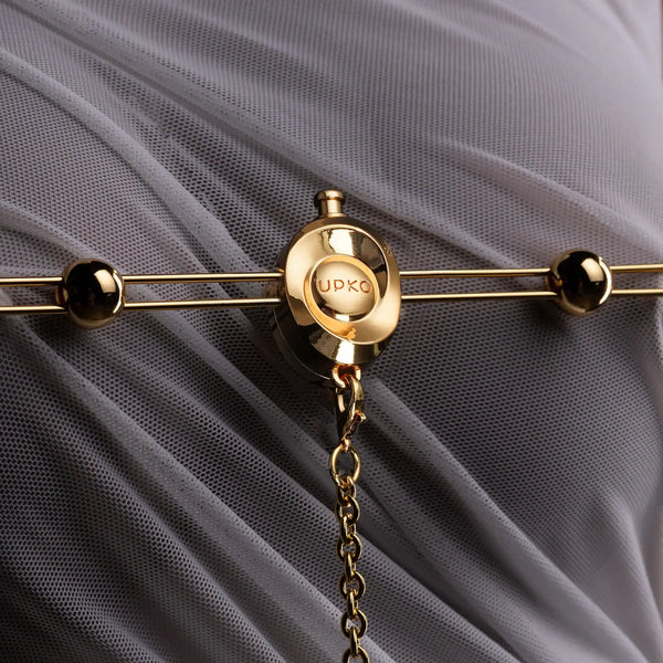 Pinces à tétons UPKO avec barre métallique vibrante et chaîne clitoridienne – accessoire fétiche de luxe pour triple stimulation.