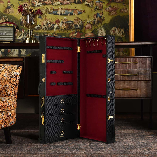 Mallette d'accessoires bondage et BDSM en velours rouge et cuir noir fait à la main, incluant tiroirs et fermeture sécurisée à code UPKO chez Brigade Mondaine