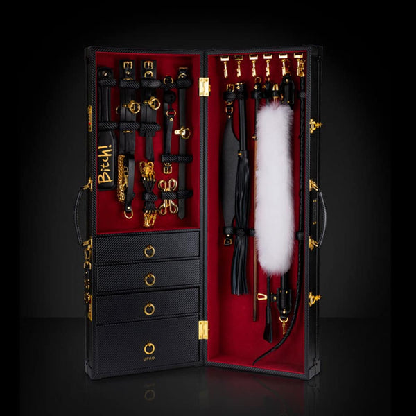 Pour votre top 10 d'accessoires UPKO Mallette d'accessoires bondage et BDSM en velours rouge et cuir noir fait à la main, incluant tiroirs et fermeture sécurisée à code UPKO chez Brigade Mondaine