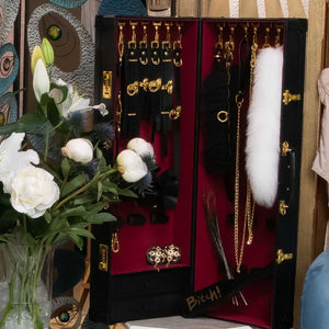 Malle BDSM de Luxe avec 19 accessoires en cuir italien, dans une valise discrète à serrure codée pour une expérience élégante et confidentielle.