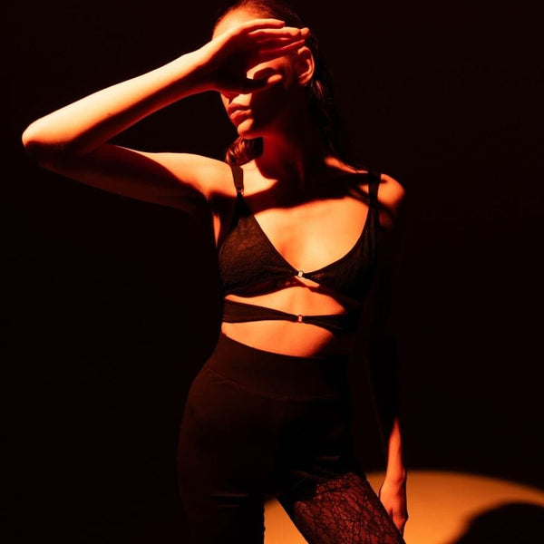 Détail d'une Photo d'une Femme de Devant portant un Soutien-Gorge sans Armature couleur Noir avec Dentelle et un Pantalon Taille-Haute couleur Noir Asymétrique avec Dentelle
