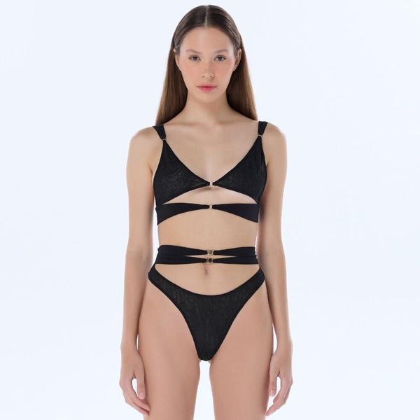 Photo d'une Femme de Devant portant un Soutien-Gorge sans Armature couleur Noir avec Dentelle et un String Taille-Haute couleur Noir avec Dentelle