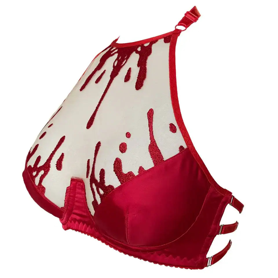 Mannequin portant le soutien-gorge Crimson rouge VIDE NOIR chez Brigade Mondaine Paris, tulle transparent brodé de motifs rouges, encolure haute et coupe structurée, photographié en studio.