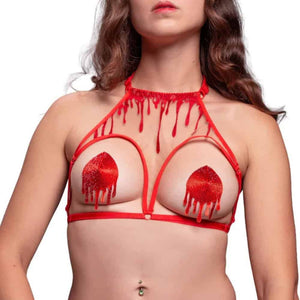 Mannequin portant les cache-tétons Blood rouges VIDE NOIR chez Brigade Mondaine Paris, motifs brodés en forme de gouttes, portés avec un ensemble rouge assorti, photographié en studio.