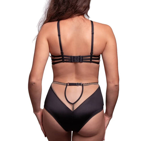 Mannequin portant la culotte taille haute Dogma VIDE NOIR chez Brigade Mondaine Paris, dentelle noire ajourée à motifs graphiques, coupe enveloppante et finitions soignées, photographié en studio.