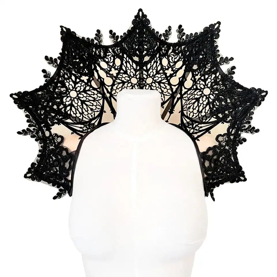 Collier gothique Videnoir en tulle nude, orné de velours noir et dentelle brodée. Design inspiré des vitraux de cathédrale. Structure à baleines métalliques pour un port majestueux.