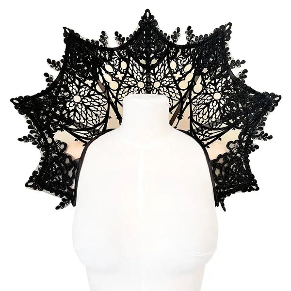 Collier gothique Videnoir en tulle nude, orné de velours noir et dentelle brodée. Design inspiré des vitraux de cathédrale. Structure à baleines métalliques pour un port majestueux.