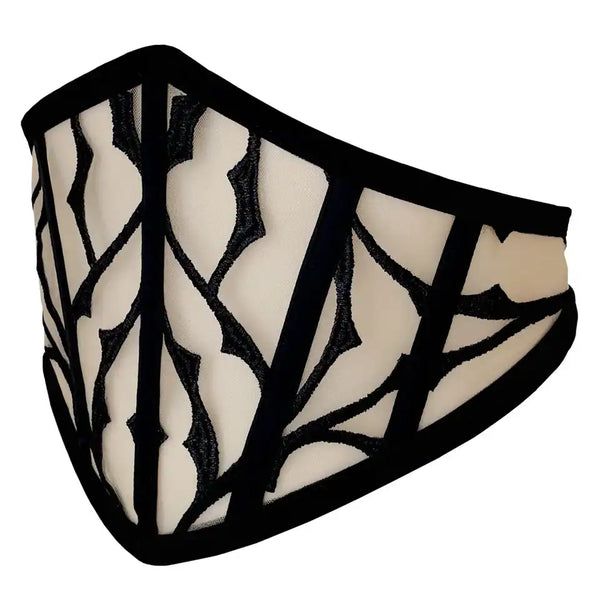 Ceinture corset en tulle nude brodé noir, coupe pointue sculptante. Détails en velours et structure baleinée. Silhouette affinée avec une touche gothique raffinée.