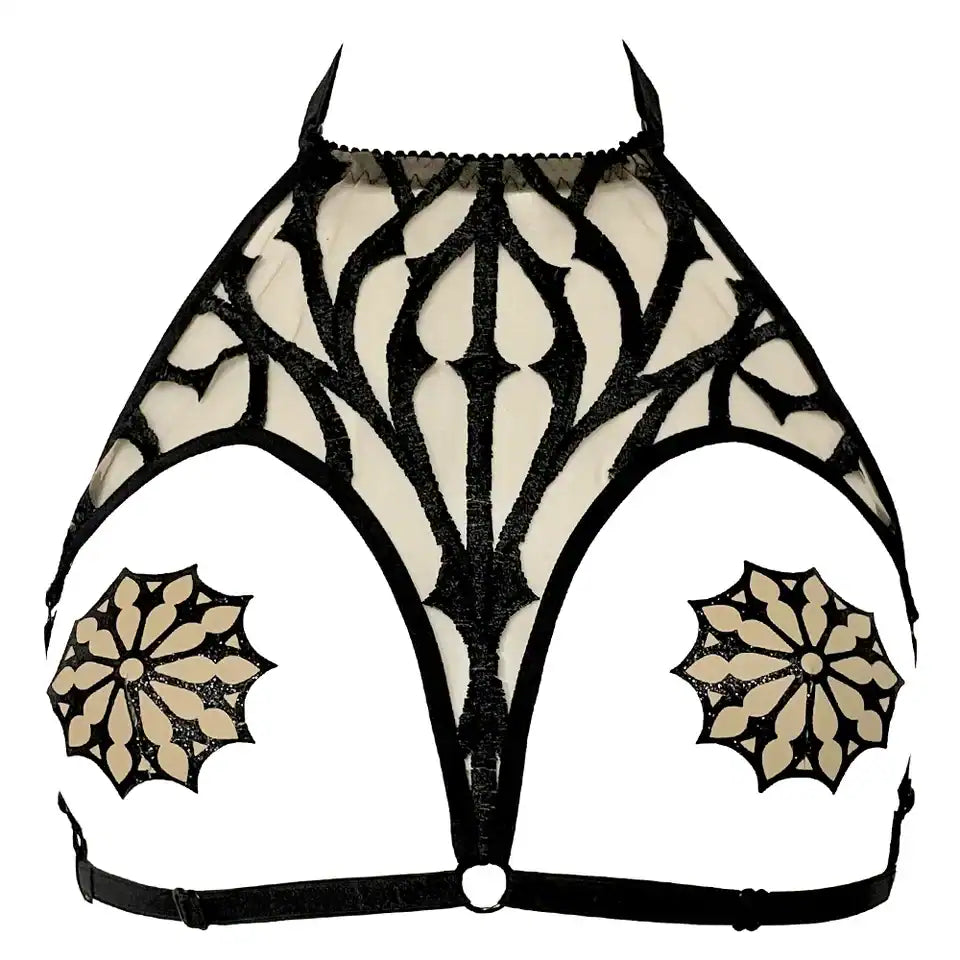 Soutien-gorge ouvert en tulle nude brodé noir, avec sangles réglables. Cache-tétons rosaces noirs pailletés sur base nude, auto-adhésifs. Lingerie gothique vegan, taille unique ajustable.