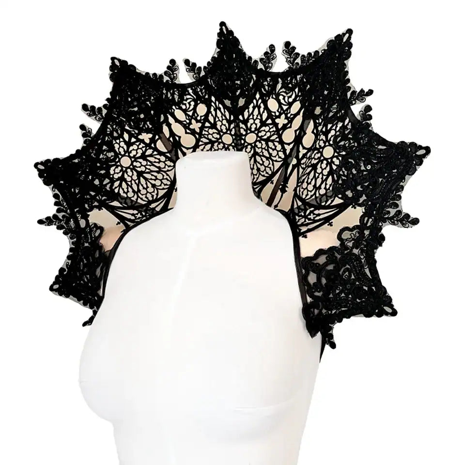 Collier gothique Videnoir en tulle nude, orné de velours noir et dentelle brodée. Design inspiré des vitraux de cathédrale. Structure à baleines métalliques pour un port majestueux.