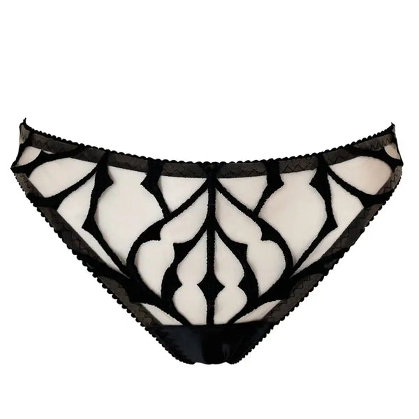 Tanga taille basse en tulle nude brodé noir, avec détail triangle satiné à l’avant. Dos minimaliste en tulle doux. Culotte vegan, légère et confortable.