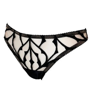 Tanga taille basse en tulle nude brodé noir, avec détail triangle satiné à l’avant. Dos minimaliste en tulle doux. Culotte vegan, légère et confortable.