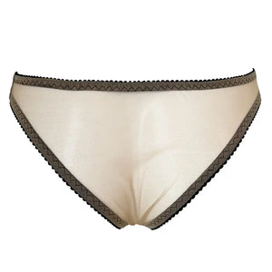 Tanga taille basse en tulle nude brodé noir, avec détail triangle satiné à l’avant. Dos minimaliste en tulle doux. Culotte vegan, légère et confortable.