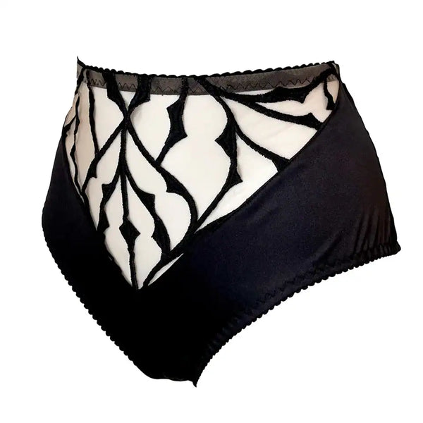 Culotte taille haute en tulle nude brodé avec panneaux en satin noir vegan. Découpe en V au dos avec fermeture agrafe. Pièce sculptante et élégante, vegan.