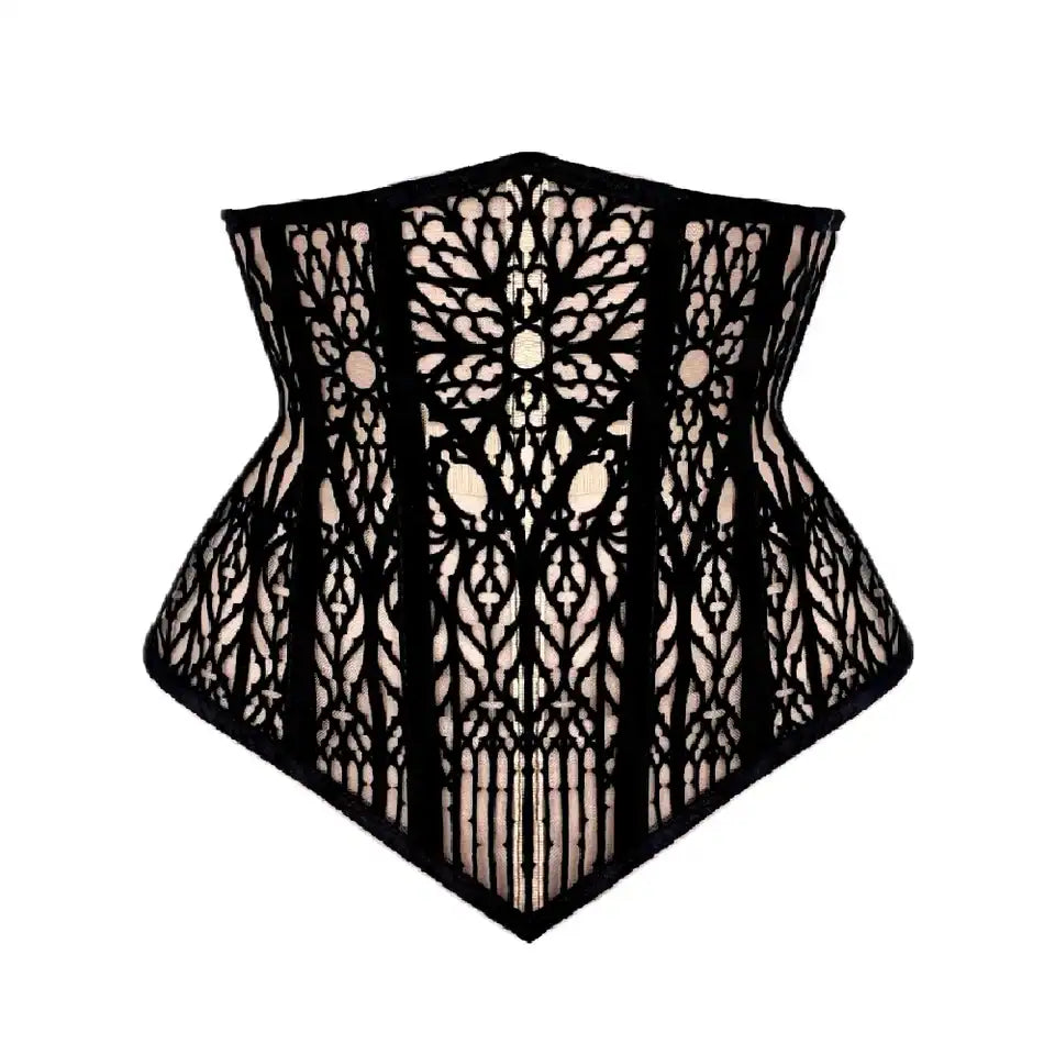 Corset underbust gothique en tulle nude orné de velours noir, avec baleines acier et doublure en velours. Inspiré des formes gothiques. Silhouette structurée et confort assurés.