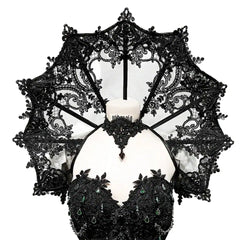 Collier noir rigide en maille avec broderies baroques et baleines métalliques, style gothique et sculptural.