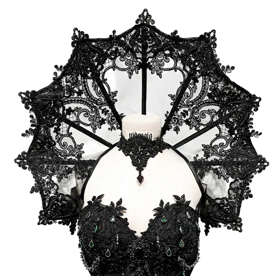 Collier noir rigide en maille avec broderies baroques et baleines métalliques, style gothique et sculptural.