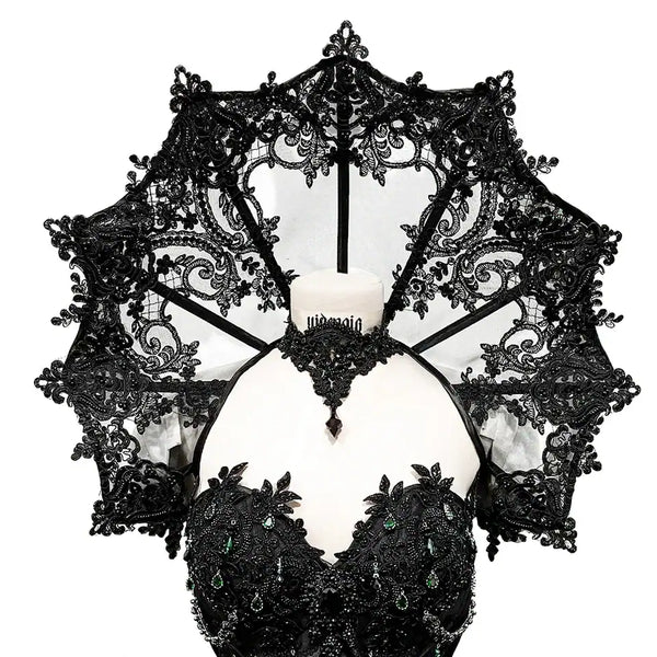 Collier noir rigide en maille avec broderies baroques et baleines métalliques, style gothique et sculptural.