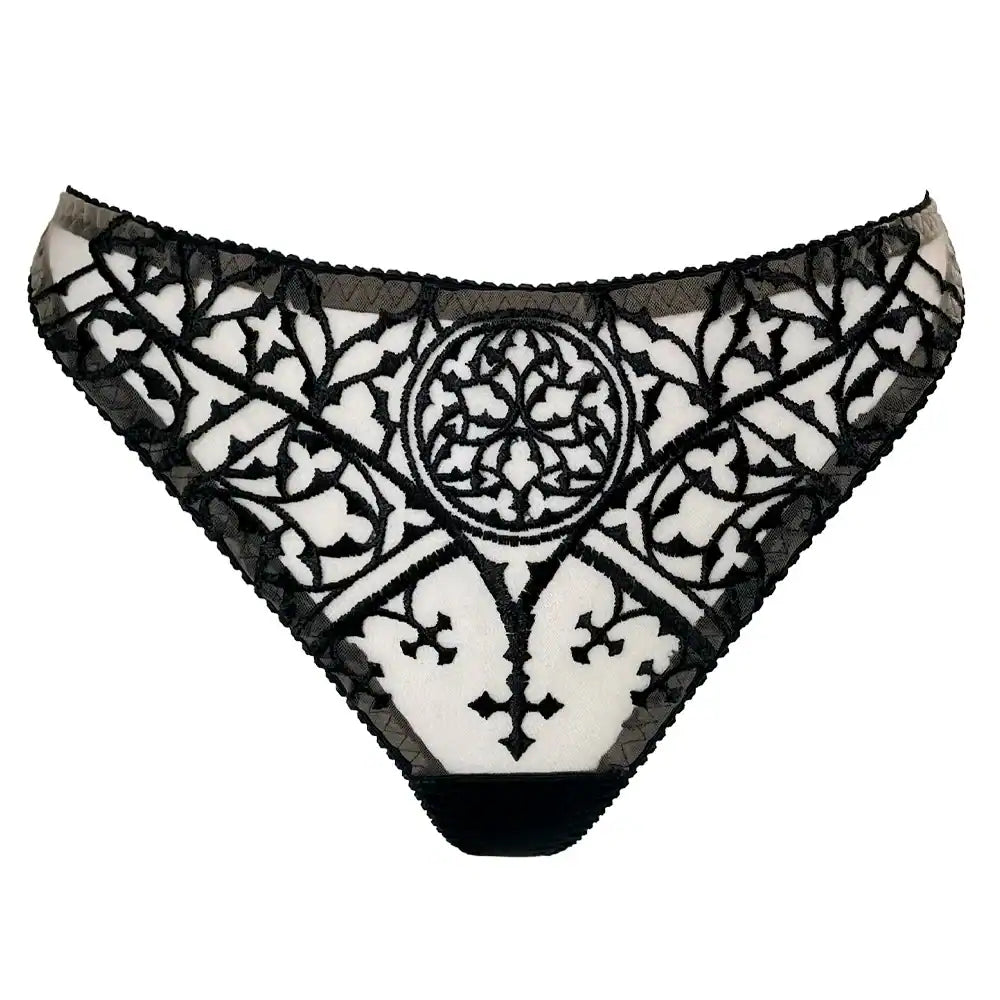 String Cathédrale Brodé VIDE NOIR présenté chez Brigade Mondaine Paris, string noir en tulle transparent orné de broderies graphiques d’inspiration gothique, finitions couture et coupe minimaliste.