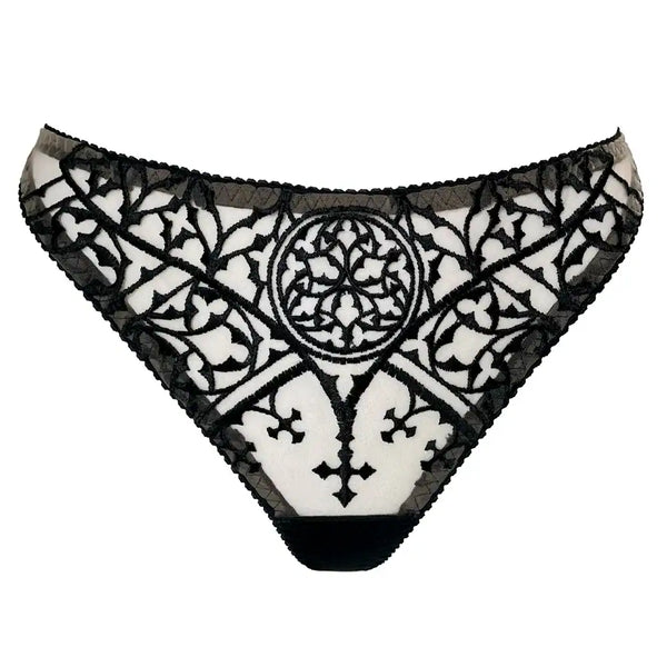 String Cathédrale Brodé VIDE NOIR présenté chez Brigade Mondaine Paris, string noir en tulle transparent orné de broderies graphiques d’inspiration gothique, finitions couture et coupe minimaliste.