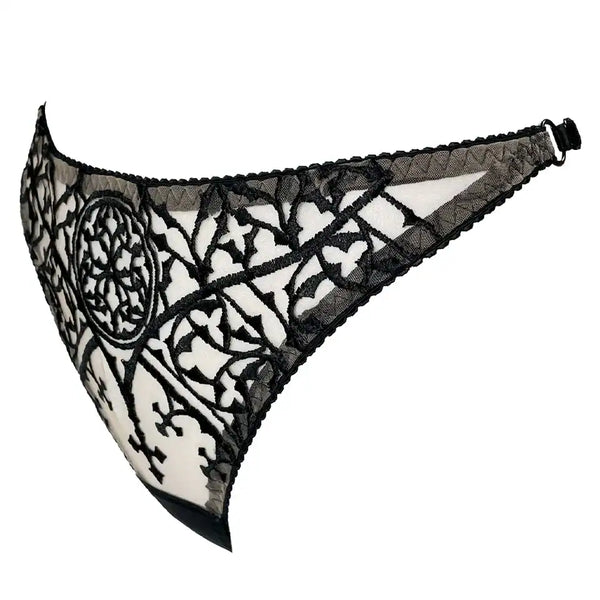 String Cathédrale Brodé VIDE NOIR présenté chez Brigade Mondaine Paris, string noir en tulle transparent orné de broderies graphiques d’inspiration gothique, finitions couture et coupe minimaliste.