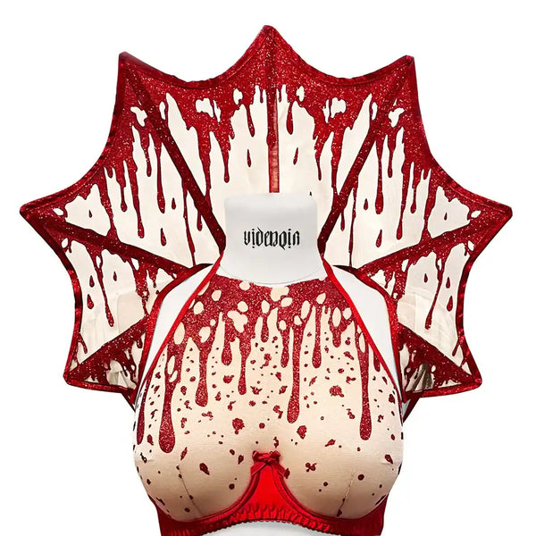 Col Gouttes de Sang VIDE NOIR présenté chez Brigade Mondaine Paris, col rigide rouge pailleté aux motifs de gouttes stylisées, porté sur buste avec finition graphique et sculpturale.