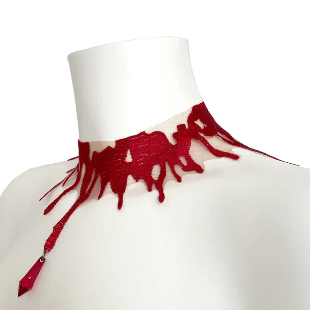 Choker Blood rouge VIDE NOIR présenté chez Brigade Mondaine Paris, tulle nude brodé de motifs rouges fluides, porté sur mannequin, avec pendentif central rouge facetté.
