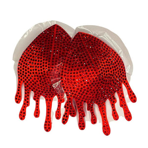 Mannequin portant les cache-tétons Blood rouges VIDE NOIR chez Brigade Mondaine Paris, motifs brodés en forme de gouttes, portés avec un ensemble rouge assorti, photographié en studio.