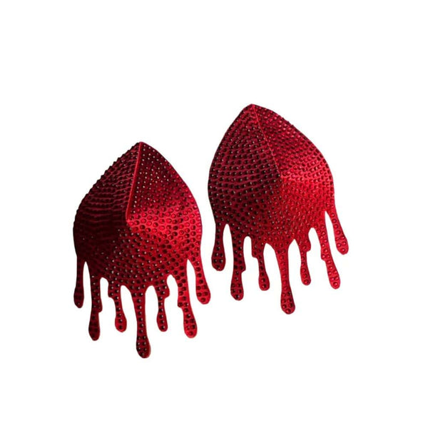 Mannequin portant les cache-tétons Blood rouges VIDE NOIR chez Brigade Mondaine Paris, motifs brodés en forme de gouttes, portés avec un ensemble rouge assorti, photographié en studio.