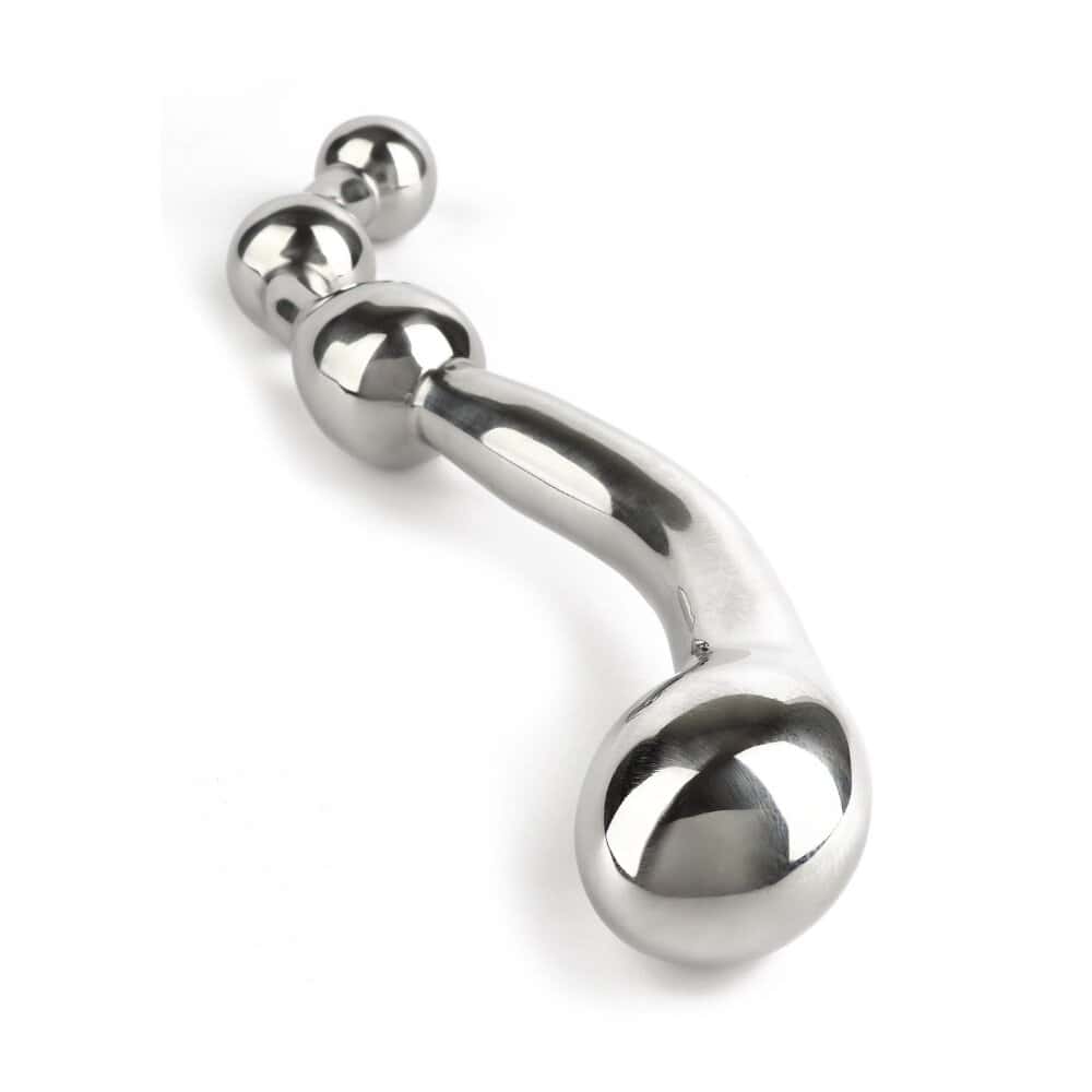Wand Multi-Stim en acier inoxydable poli, forme incurvée avec extrémités sphériques, présenté sur fond blanc, sélection Brigade Mondaine Paris.