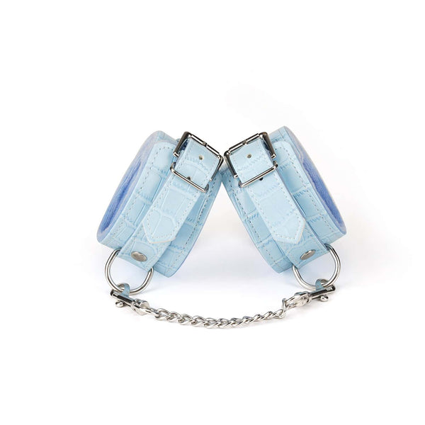 Kit de Bondage Macaron Bleu Menthe LIEBE SEELE, 9 pièces : bandeau, bâillon-boule, collier avec laisse, menottes poignets et chevilles, paddle, flogger, hogtie, mini masseur, similicuir bleu menthe avec finitions argentées.