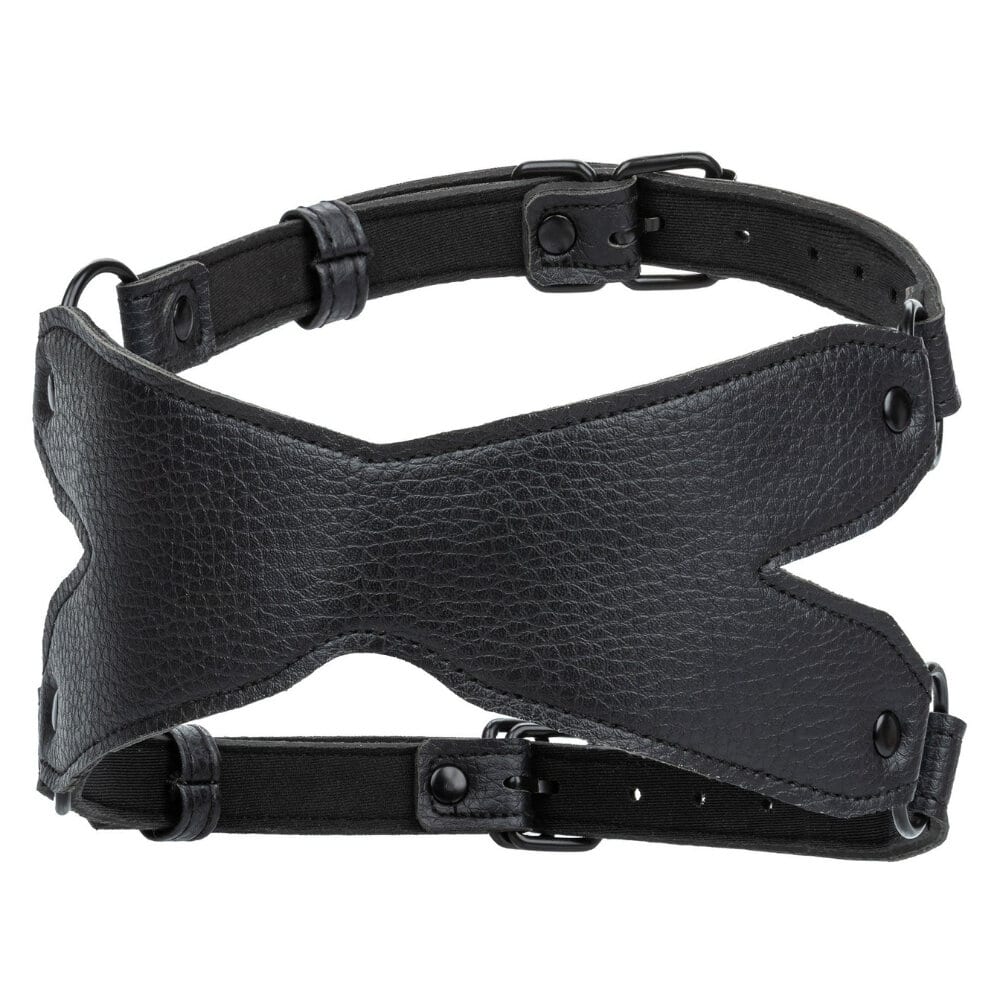 Bandeau X en cuir noir avec sangles ajustables et boucles métalliques, accessoire de bondage proposé par Brigade Mondaine Paris.