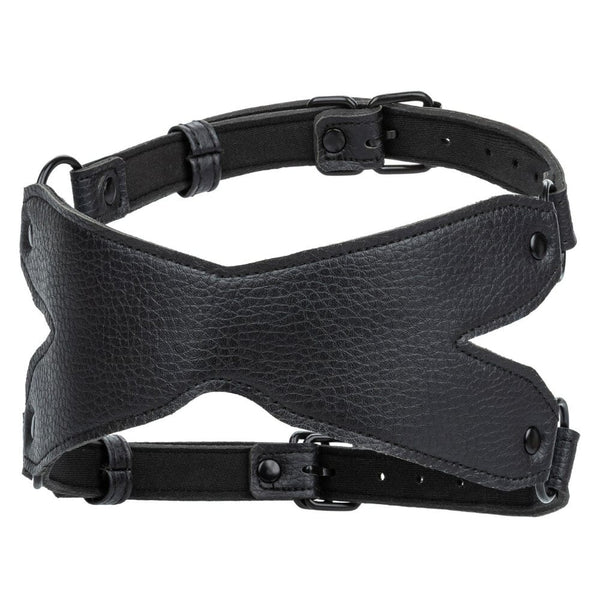 Bandeau X en cuir noir avec sangles ajustables et boucles métalliques, accessoire de bondage proposé par Brigade Mondaine Paris.