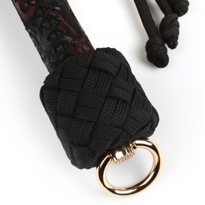 Fouet à cordes nouées en jacquard floral - Brigade Mondaine sélection - Anneau doré et finitions du manche