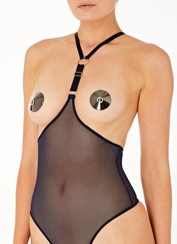 Photo d'une Femme de Devant portant une Body Harnais Ouvert en Résille couleur Noir et des Nippies avec anneaux couleur Gunmetal