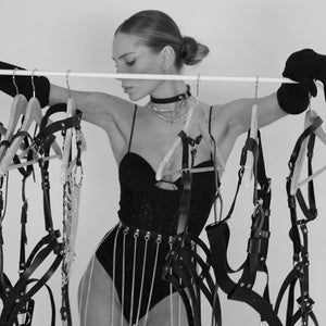 Femme portant un collier ras du cou en cuir naturel fait à la main, versatile et élégant, pouvant être porté de deux façons pour s’adapter à différents styles. Associé à un body noir, il ajoute une touche de sophistication et de confiance à son look.