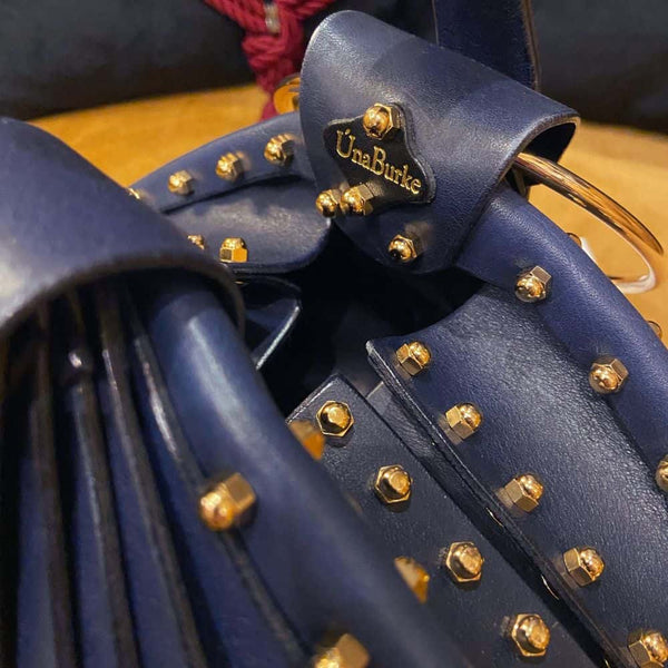 Sac Cuir Bleu construction sculpturale en forme de coquille confectionné entièrement à la main tannage végétal Anse anneau en laiton poli raccords en laiton massif recouverts d’or et vis en laiton à l’arrière